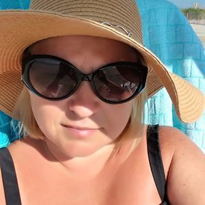 Meet your Posher, Holly rennie